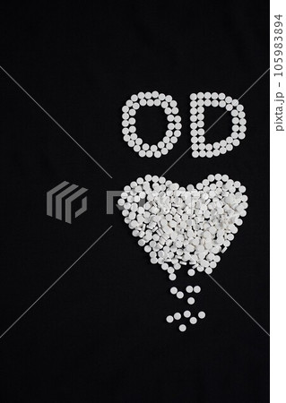 大量の薬（せき止め・精神安定剤・睡眠薬・眠剤）で描かれたOD（オーバードーズ）の文字 105983894