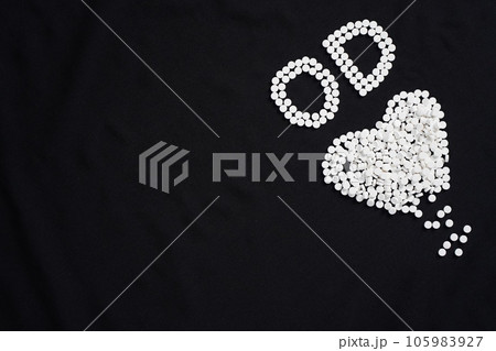 大量の薬(せき止め・精神安定剤・睡眠薬・眠剤)で描かれたOD(オーバードーズ)の文字 大量の薬(せき止め・精神安定剤・睡眠薬・眠剤)で描かれたOD(オーバードーズ)の文字 105983927