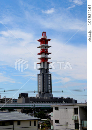 大阪市旭区の隣の守口市で存在感を示す電波塔 105984165
