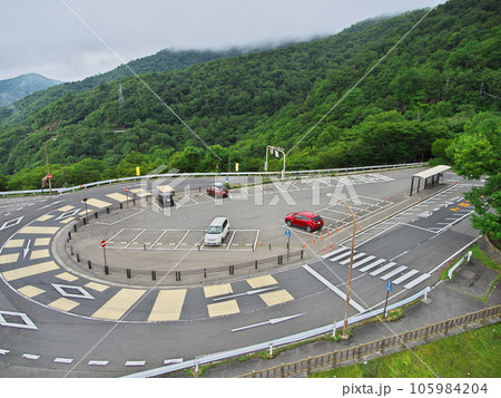夏の日光　明智平ロープウェイ山麓駅の無料駐車場とバス停 105984204