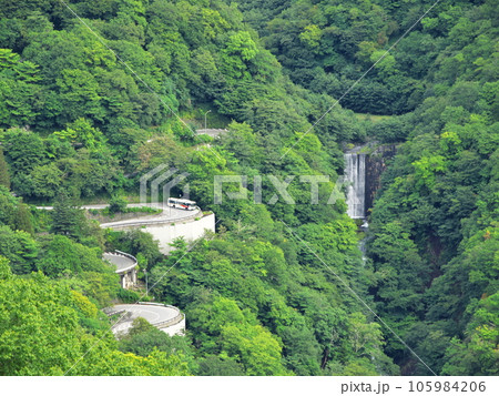 夏の日光 明智平ロープウェイ山麓駅から第一いろは坂(下り)を臨む 夏の日光 明智平ロープウェイ山麓駅から第一いろは坂(下り)を臨む 105984206