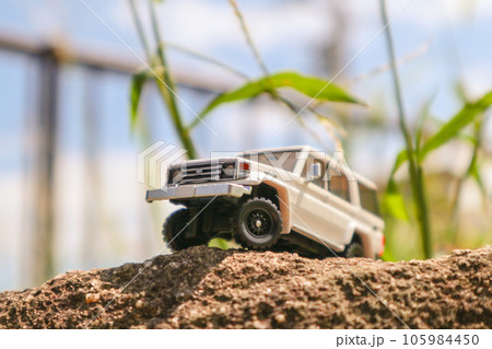 岩を登るミニカー 105984450