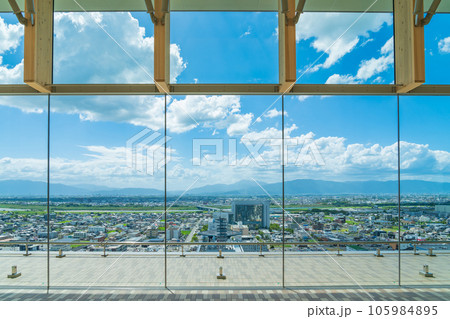 岐阜県庁、清流ロビーからの眺め〈岐阜県岐阜市〉 105984895