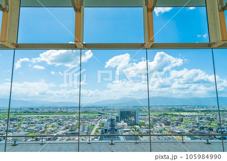 岐阜県庁、清流ロビーからの眺め〈岐阜県岐阜市〉 105984990