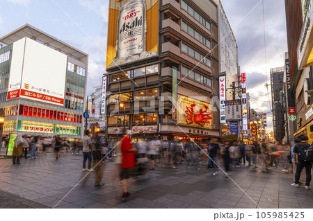 大阪 道頓堀 かに道楽周辺 夕暮れ時 大阪 道頓堀 かに道楽周辺 夕暮れ時 105985425