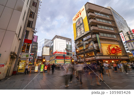 大阪 道頓堀 かに道楽周辺 夕暮れ時 大阪 道頓堀 かに道楽周辺 夕暮れ時 105985426
