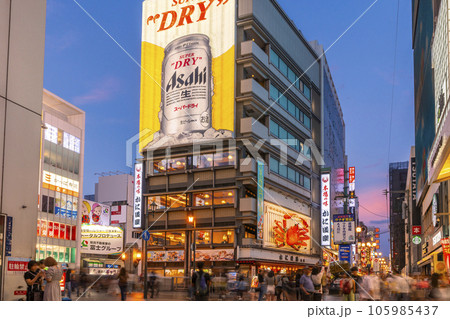 大阪 道頓堀 かに道楽周辺 夕暮れ時 大阪 道頓堀 かに道楽周辺 夕暮れ時 105985437