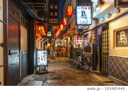 大阪 夜の法善寺横丁 石畳が続く雰囲気のある路地 大阪 夜の法善寺横丁 石畳が続く雰囲気のある路地 105985448