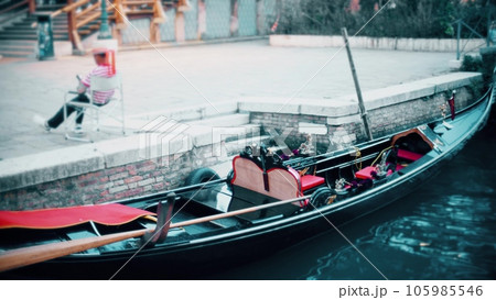 Defocused gondolier awaits gondola passengers in Venice, Italy 105985546