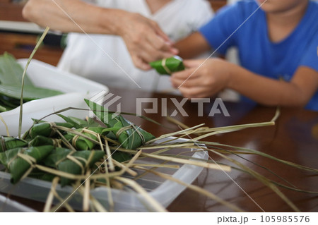 ちまきの作り方を教わる男の子 105985576