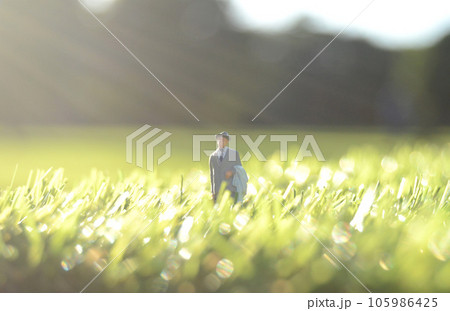 光に照らされるビジネスマン 105986425