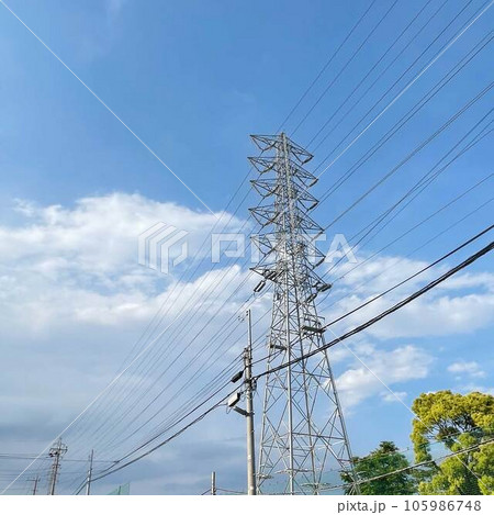 快晴の都内の送電用鉄塔⑤ 105986748