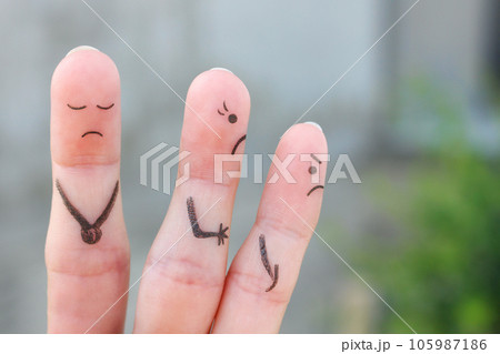 Fingers art of wife leaves a husband. The concept of divorce. 105987186