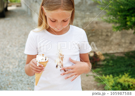 The child stained his clothes with ice cream. 105987588