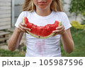 The child stained his clothes with watermelon. 105987596