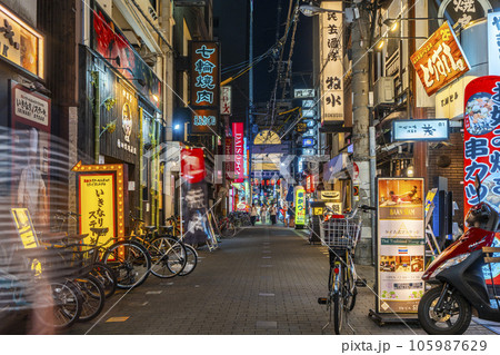 法善寺水掛不動尊表参道　夜の南池中筋商店街 105987629