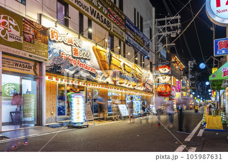 裏なんば　夜の千日前中央通り商店街 105987631