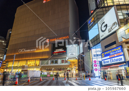 夜の南海なんば駅前広場　歩行者天国（なんば改造計画） 105987660