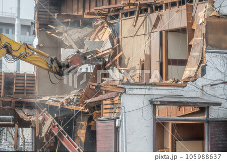 木造家屋の解体　グラップルによる取り壊し 105988637
