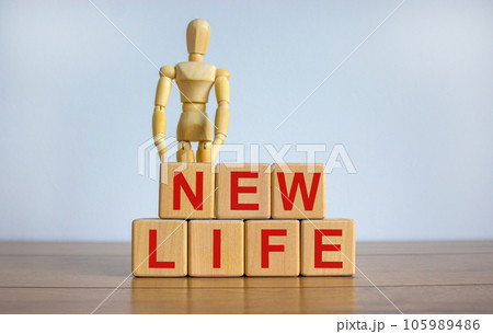 Concept words 'new life' on cubes on a beautiful wooden table. Wooden model of human. Beautiful white background. 105989486