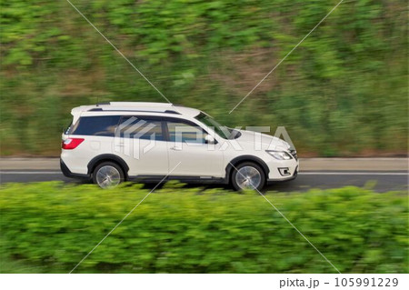 自動車流し撮り　スバル クロスオーバー7 105991229
