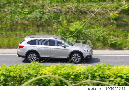 自動車流し撮り　スバル5代目アウトバック 105991231