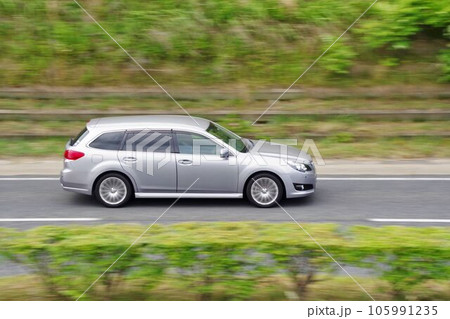 自動車流し撮り　スバル5代目レガシィツーリングワゴン 105991235