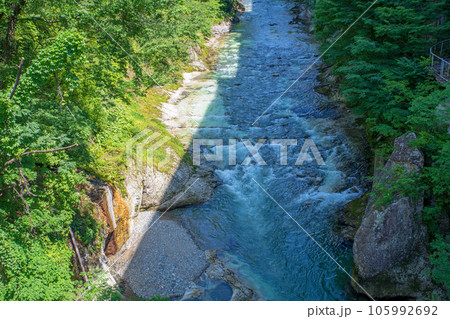 水上峡　利根川　みなかみ温泉　水上橋からの眺め　　　 105992692