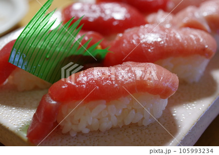 綺麗で美味しいマグロのお寿司 綺麗で美味しいマグロのお寿司 105993234