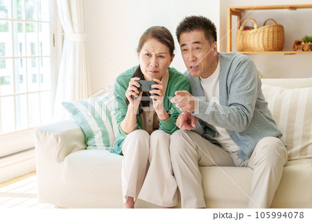 リビングでテレビゲームを楽しむシニア夫婦 リビングでテレビゲームを楽しむシニア夫婦 105994078