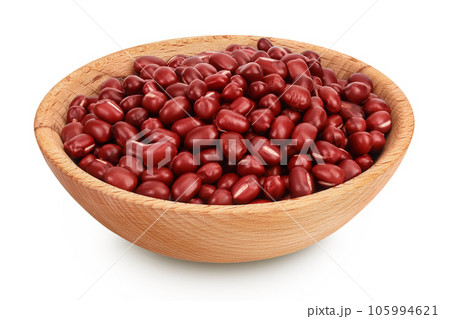 Red adzuki beans in wooden bowl isolated on white background 105994621