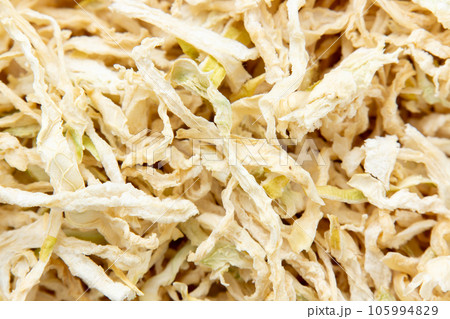 切り干し大根。戻す前の乾燥した状態のアップ。 105994829