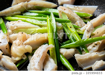 鶏軟骨(やげん軟骨)とにんにくの芽をフライパンで炒める調理シーン。 鶏軟骨(やげん軟骨)とにんにくの芽をフライパンで炒める調理シーン。 105994833