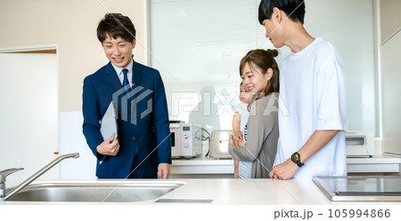 マンションの内観確認をする夫婦　キッチン 105994866