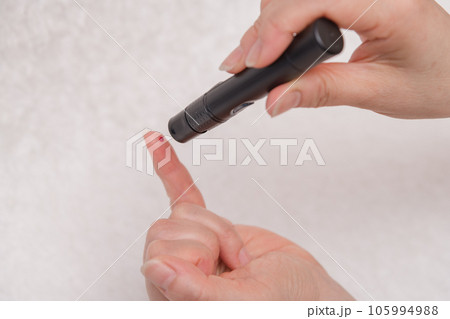 【糖尿病の血糖値測定　血液と針】 105994988