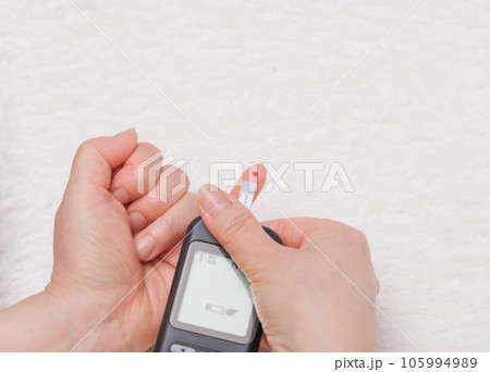 【糖尿病の血糖値測定　血液とセンサー】 105994989