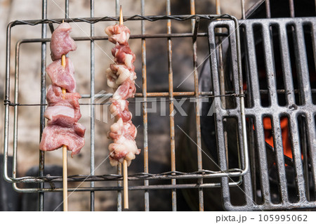 【オートキャンプ場でソロキャンプ　熾火で焼き鳥カルビを焼く】 105995062