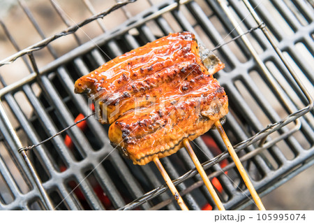 【オートキャンプ場でソロキャンプ　熾火でウナギのかば焼きを焼く】 105995074