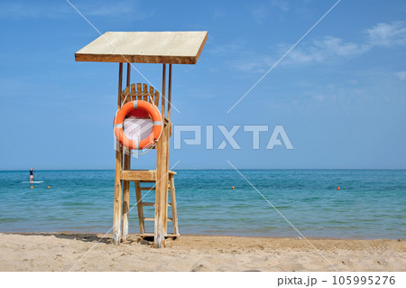 Emplty wooden lifeguard station on sandy beach on ocean shore in summer 105995276