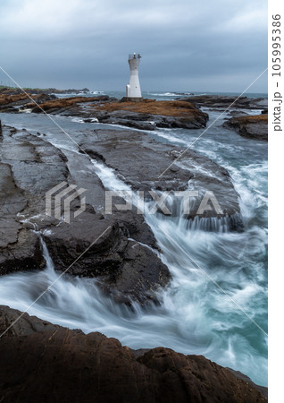 千葉県南房総市 白浜港灯台の朝 千葉県南房総市 白浜港灯台の朝 105995386