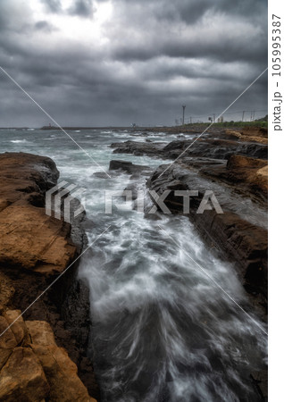 千葉県南房総市　白浜港灯台の朝 105995387