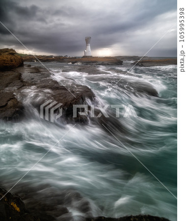 千葉県南房総市 白浜港灯台の朝 千葉県南房総市 白浜港灯台の朝 105995398