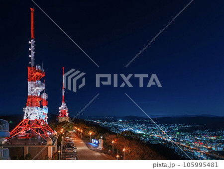 [九州・長崎] 1000万ドルの夜景である稲佐山山頂展望台から見た長崎デジタルテレビ送信所の夜景 105995481