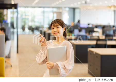 オシャレなデザイナーズオフィスで働くビジネスウーマン 105995770