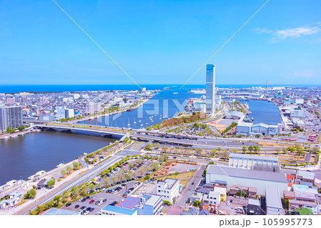 新潟市　朱鷺メッセを含む万代島の風景 105995773