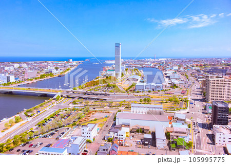 新潟市　朱鷺メッセを含む万代島の風景 105995775