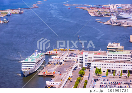 佐渡汽船フェリーが着岸する新潟港 105995785