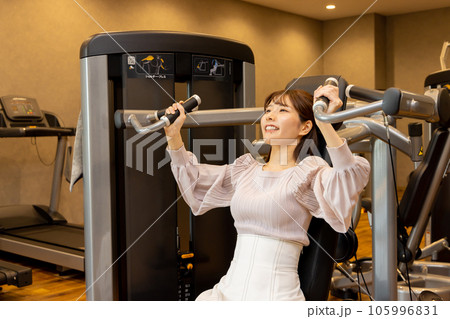 フィットネスジム　普段着でパーソナルトレーニングをする若い女性　コンビニジムイメージ 105996831