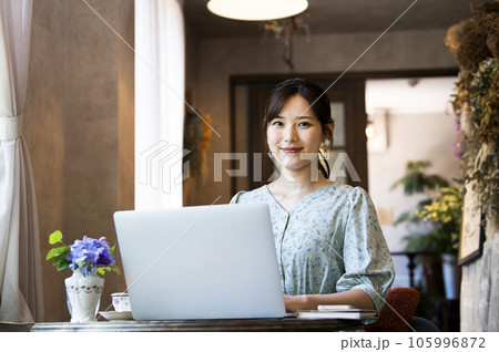 カフェで仕事をする若い女性　カメラ目線 105996872
