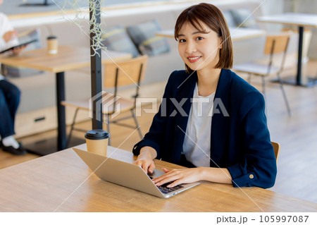 コワーキングスペースで働くビジネスウーマン 105997087